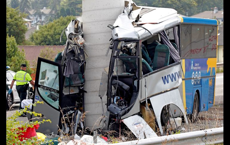 Estado en el que quedó el autobús de la compañía Alsa tras chocar contra un pilar de cemento de un viaducto en obras en la carretera de circunvalación de Avilés, España. Al menos cuatro personas han fallecido y más de una veintena han resultado heridas en el accidente. EFE/A. Morante