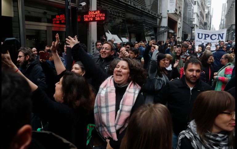 Un grupo de trabajadores públicos se manifiesta frente a la delegación del Ministerio de Justicia en Buenos Aires, Argentina, en rechazo al plan de equilibrio fiscal del presidente argentino, Mauricio Macri. EFE/D. Fernández