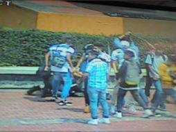 Un grupo de jóvenes que llegó con pasamontañas utilizó piedras, palos, y detonó explosivos contra los estudiantes. TWITTER/ @oblatos00