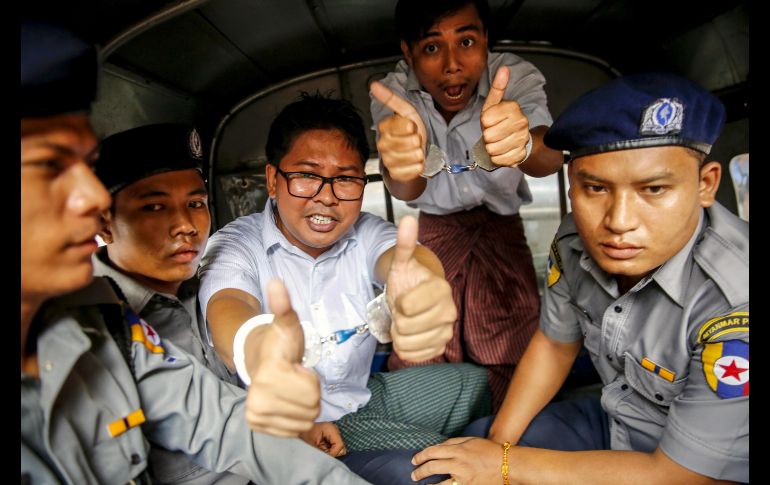 Los reporteros birmanos de la agencia Reuters Wa Lone (i) y Kyaw Soe Oo posan antes de abandonar el tribunal del distrito de Insein en Rangún, Birmania. La Justicia birmana condenó hoy a siete años de prisión a los dos periodistas, acusados de vulnerar la Ley de Secretos Oficinales mientras investigaban una matanza de musulmanes rohinyás. EFE/L. Bo Bo