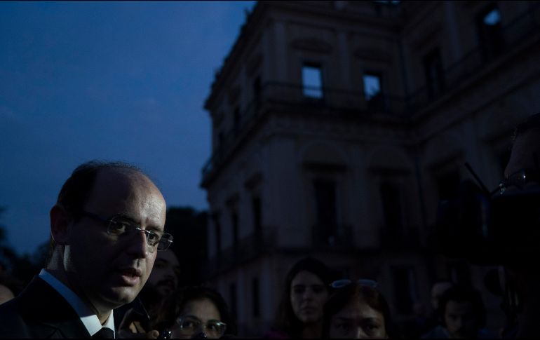 Rossieli Soares, ministro de Educación, habla con los medios frente a lo que quedó del Museo Nacional. AP/L. Correa