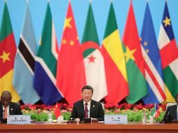 El presidente chino, Xi Jinping (c), habla junto a su homólogo sudafricano, Cyril Ramaphosa (i), durante el Foro de Cooperación Sinoafricano. EFE/L. Zhang