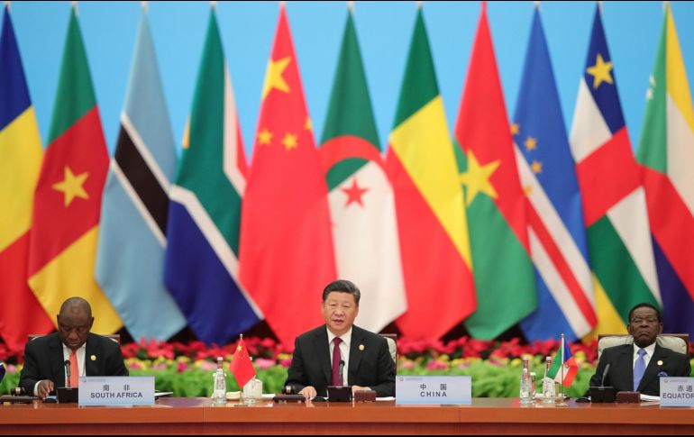 El presidente chino, Xi Jinping (c), habla junto a su homólogo sudafricano, Cyril Ramaphosa (i), durante el Foro de Cooperación Sinoafricano. EFE/L. Zhang