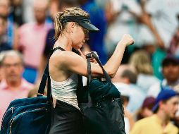 Sharapova se retira de la cancha tras caer ante la española Carla Suárez. AFP /
