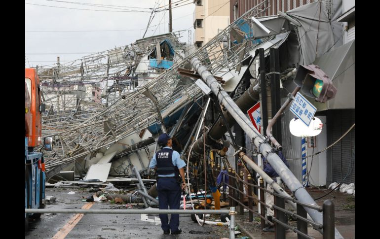 Señales de tráfico y postes de telecomunicaciones cayeron por los fuertes vientos en Osaka. AFP/JIJI PRESS