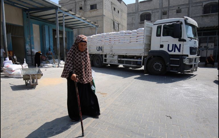 Una mujer camina afuera de un centro de distribución operado por la Agencia de Naciones Unidas para los Refugiados de Palestina en Oriente Próximo en Khan Younis, en la Franja de Gaza. Estados Unidos anunció el pasado viernes que cortaba todos los fondos que aportaba a la agencia, de la que era el mayor donante. AFP/S. Khatib