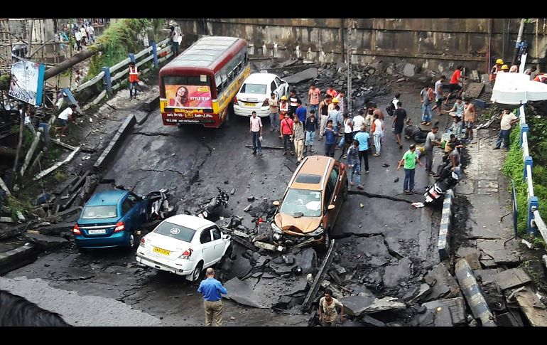 Una parte del puente Majerhat colapsó en Calcuta, India. Al menos 25 personas resultaron heridas en el derrumbe. AFP