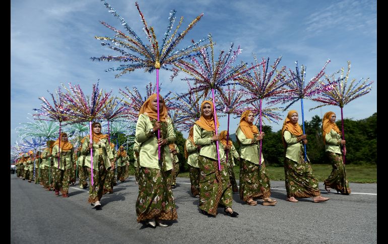 Mujeres participan en un desfile para celebrar las culturas musulmana y budista en Narathiwat, Tailandia. AFP/M. Tohlala