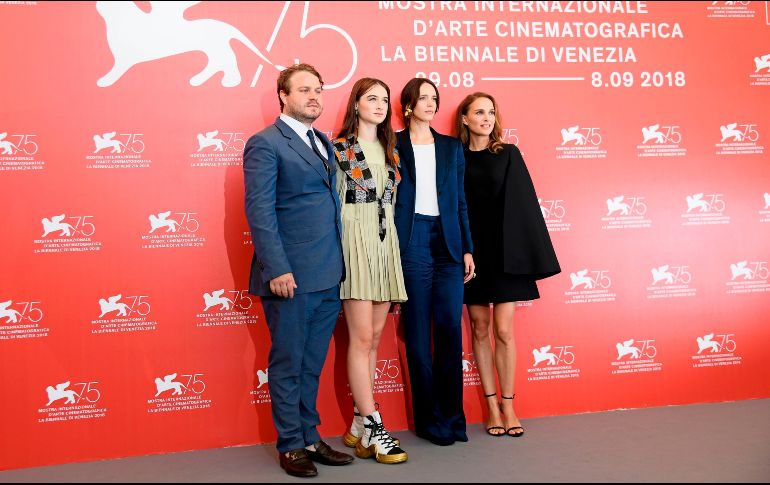 Portman desfiló por la alfombra roja junto a Brady Corbet y las actrices Raffey Cassidy y Stacy Martin . AFP / F. Monteforte