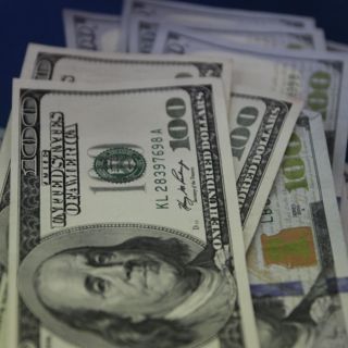 Dólar cierra hasta en 19.74 pesos en bancos
