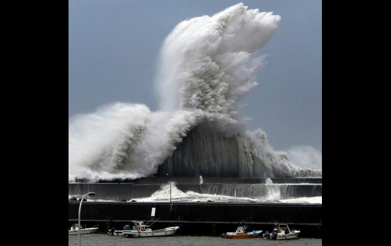 Olas gigantes se estrellan en el puerto japonés de Aki, al aproximarse el tifón 