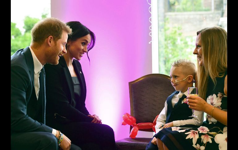El príncipe Enrique y su esposa Meghan se reúnen con un niño y su madre durante los premios anuales de la organización de caridad WellChild, en Londres. WellChild apoya a niños y jóvenes muy enfermos a salir del hospital. AP/V. Jones