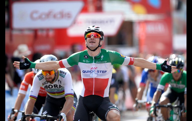 Elia Viviani, del equipo Quick-Step, celebra tras ganar la décima etapa del tour ciclista La Vuelta, con un trayecto de Salamanca a Bermillo de Sayago, España. AFP/M. Riopa