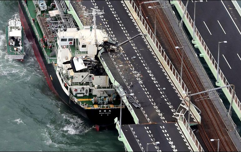 Un barco chocó con un puente cercano al aeropuerto Kansai. AP/Mainichi Newspaper/K. Ikushima