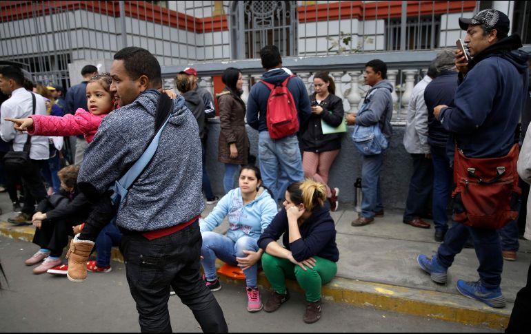 Unos 2.3 millones de venezolanos están viviendo fuera de su país y más de 1.6 millones han salido desde 2015. AP / M. Mejía