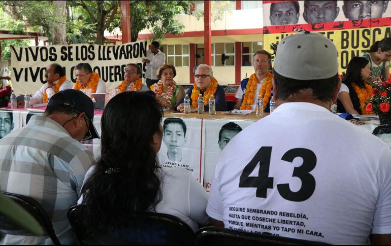 El Grupo Interdisciplinario de Expertos Independientes, designado por la Comisión Interamericana de Derechos Humanos, participa en una conferencia de prensa en la escuela para maestros de Ayotzinapa. EFE/F. Meza