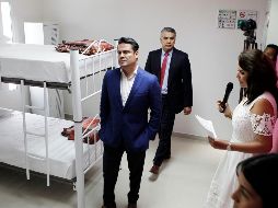El gobernador de Jalisco, Aristóteles Sandoval (derecha), visitó la zona de descanso que el Hospital Civil habilitó para los familiares de pacientes foráneos. EL INFORMADOR/A. Camacho