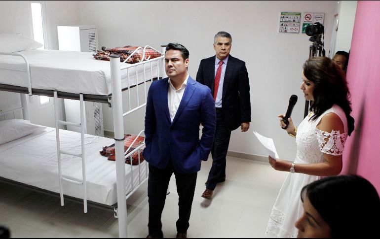 El gobernador de Jalisco, Aristóteles Sandoval (derecha), visitó la zona de descanso que el Hospital Civil habilitó para los familiares de pacientes foráneos. EL INFORMADOR/A. Camacho