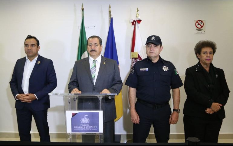 El fiscal general, Raúl Sánchez, y el comisario zapopano, Roberto Alarcón, confirmaron la captura de cuatro hombres y tres mujeres. FACEBOOK/FiscaliaGeneralDeJalisco