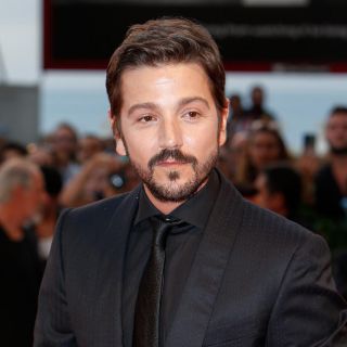 Diego Luna engalana alfombra roja del Festival de Cine de Venecia