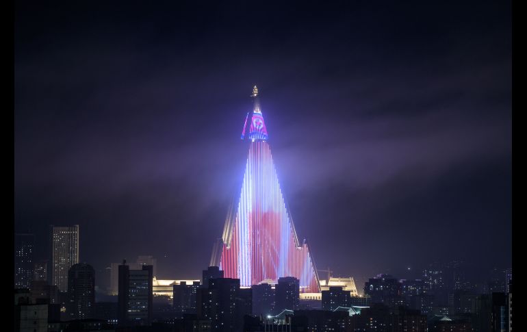 Un espectáculo de luces se despliega en el hotel Ryugyong en Pyongyang. Corea del Norte se prepara para las celebraciones del 70 aniversario de su fundación. AFP/E. Jones