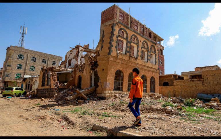Un niño camina hacia un edificio destruido por un presunto ataque de la coalición liderada por Arabia Saudita en Saná, Yemen. AFP/M. Huwais