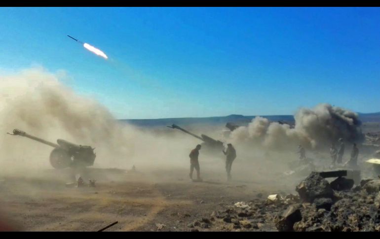 Armas y lanzacohetes del gobierno sirio se ven durante un bombardeo contra posiciones del Estado Islámico en Tall as Safa, Siria. AFP/Agencia de Noticias Siria Árabe (SANA)