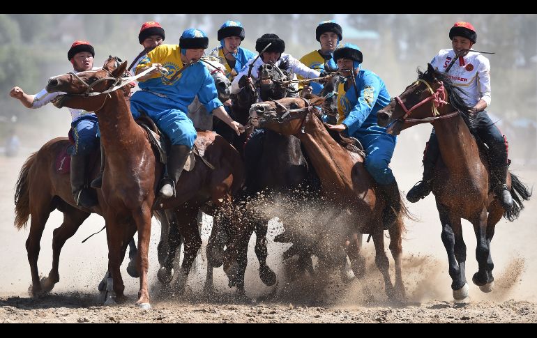 Rusos (de blanco) y kazajos (de azul) compiten en el tradicional deporte 
