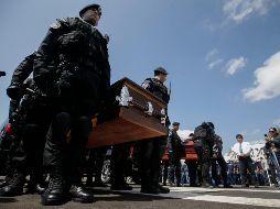 Los féretros arriban a la Comisaría municipal alrededor de las 12:00 horas, escoltados por varios elementos de la corporación. EL INFORMADOR / F. Atilano