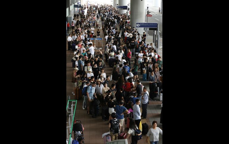 En la terminal de Kansai quedaron atrapadas cinco mil personas que fueron evacuadas hoy en 25 autobuses y un ferri movilizado por los bomberos y la Guardia Costera.