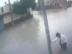 La cámara de videovigilancia de un domicilio captó el momento en que los menores reciben una descarga eléctrica y caen al agua; uno de ellos falleció mientras recibía atención médica. YouTube / @Video Noticias