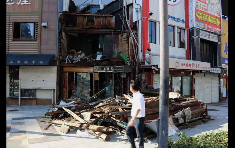 La región de Osaka ha sido la más afectada con numerosos edificios dañados, postes eléctricos rotos, árboles arrancados y tejados destrozados.