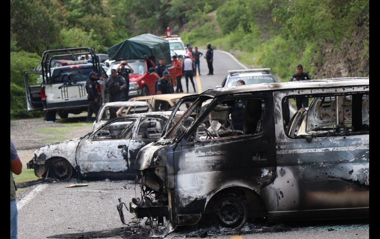 Vehículos quemados que fueron utilizados para bloquear el camino en Xoxhipala, Guerrero. La incursión de un comando de al menos 50 hombres en la zona dejó hoy un policía rural muerto y cinco heridos. EFE/F. Meza