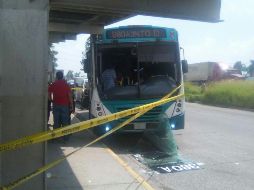 El chofer de la ruta 380 A presentó heridas abrasivas y contusiones en el cuerpo. ESPECIAL/ Bomberos de Zapopan