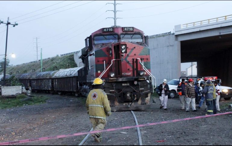 Personal de Pemex y Protección Civil del Estado inmediatamente arrancaron los trabajos para mover al tren. TWITTER/@PublimetroPue