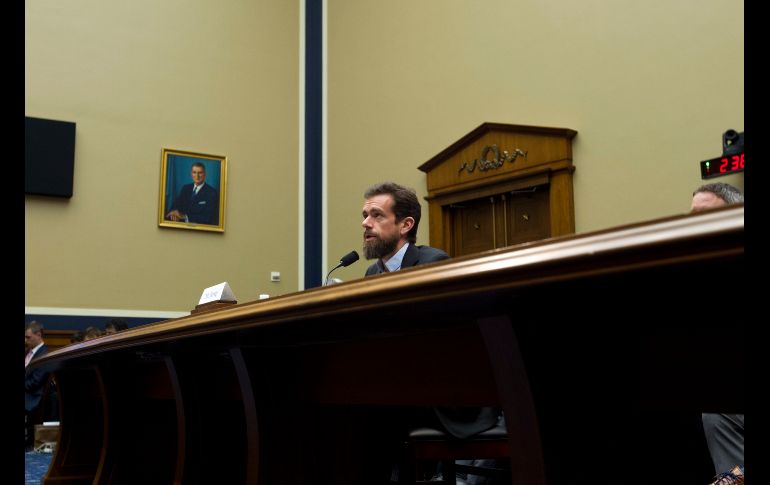 Jack Dorsey, director general de Twitter, testifica ante la Comisión de Inteligencia del Senado en Washington, D.C., sobre las acusaciones de injerencia extranjera en las campañas electorales mediante las redes sociales.  AP/J. Magana