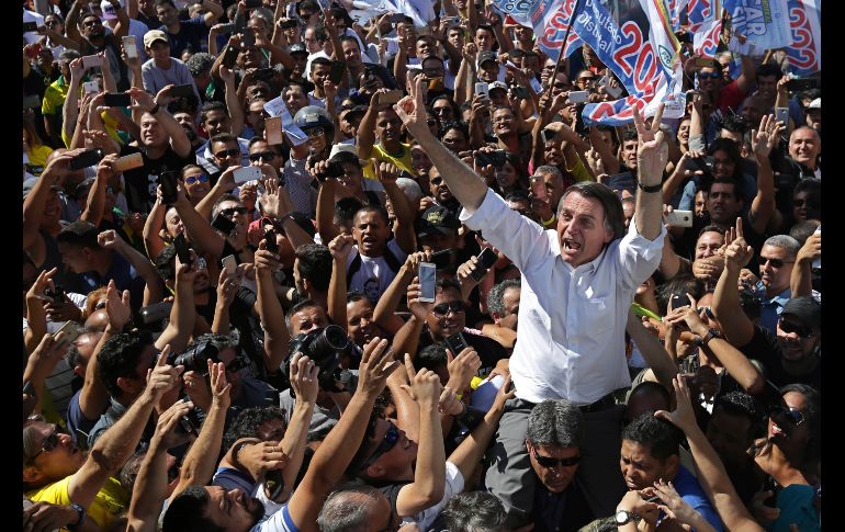 Jair Bolsonaro, exmilitar de extrema derecha y candidato a la presidencia de Brasil, saluda a simpatizantes en Brasilia. El país va a las urnas el próximo 7 de octubre. AP/E. Peres