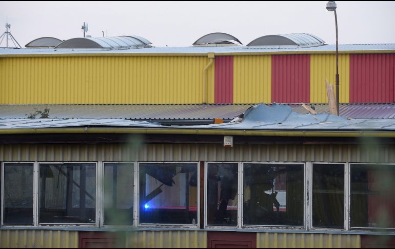 El aparato se estrelló en el tejado del vestíbulo de la fábrica, donde quedó en suspensión. AFP/M. Cizek