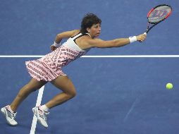 Carla Suárez Navarro devuelve un pase a Madison Keys durante los cuartos de final del Abierto de Tenis de Estados Unidos. EFE/B. Hirschfeld
