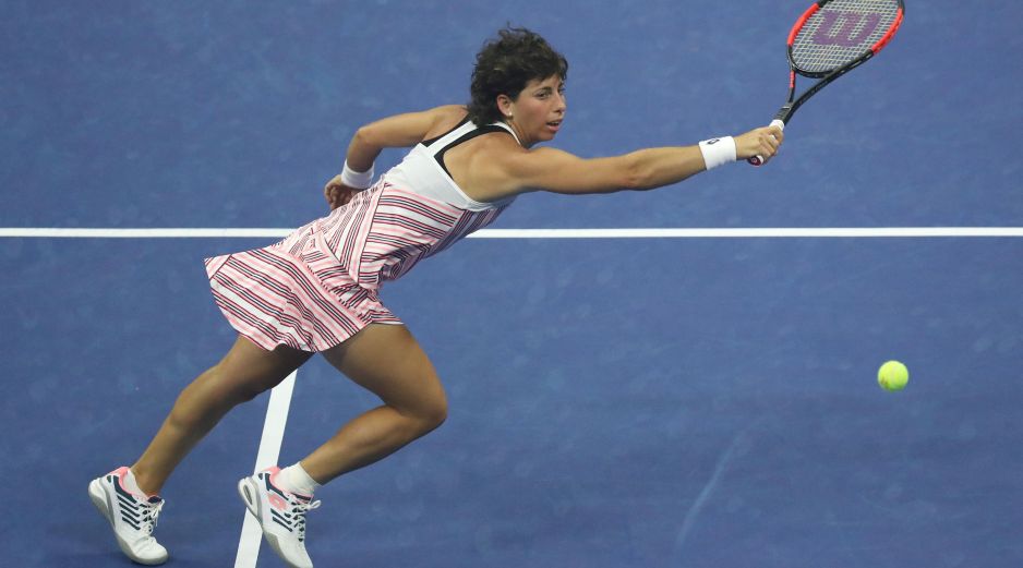 Carla Suárez Navarro devuelve un pase a Madison Keys durante los cuartos de final del Abierto de Tenis de Estados Unidos. EFE/B. Hirschfeld