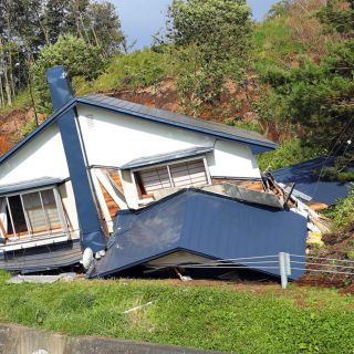 Anuncian un muerto y 20 desaparecidos tras sismo en Japón