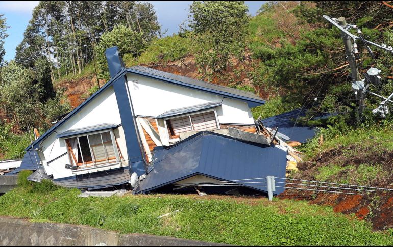 Vista de una vivienda destruida después del fuerte terremoto, en Atsuma. EFE/JIJI