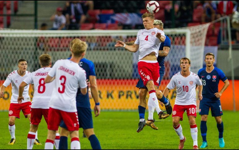 El danés Christian Bannis salta por el balón. Ante los problemas en el primer equipo, Dinamarca volverá a jugar su próximo amistoso contra Gales con jugadores amateur. EFE / T. Somogyi