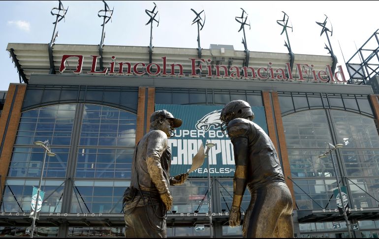 Estatua afuera del Lincoln Financial Field de Filadelfia que representa al coach Doug Pederson y al mariscal Nick Foles discutiendo la 