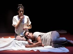 “A dormir”. Durante la puesta en escena, los actores interactúan con los pequeños asistentes. ESPECIAL