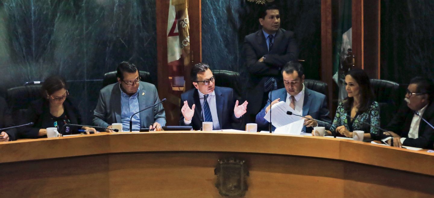 Aunque el alcalde Pablo Lemus y los regidores emecistas se bajaron el sueldo, los ediles de oposición tienen percepciones totales por 104 mil pesos mensuales. ESPECIAL