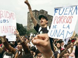 Protesta. Frente a la torre de la rectoría de Ciudad Universitaria, miles de estudiantes exigieron el alto a la violencia y la salida de porros.