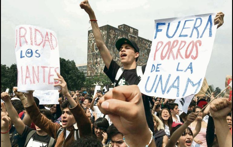 Protesta. Frente a la torre de la rectoría de Ciudad Universitaria, miles de estudiantes exigieron el alto a la violencia y la salida de porros.