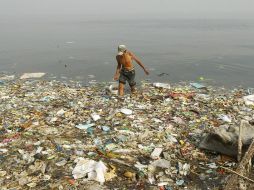 A primera vista uno podría pensar que la medida representa una acción en favor del medio ambiente al dejar de emitir popotes, pero la cantidad de plástico que se tira a la basura aumentó. EFE / ARCHIVO