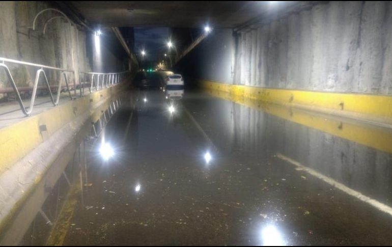 Imagen del túnel de Hidalgo que quedó inundado tras las lluvias de la madrugada. TWITTER / @MovilidadJal
